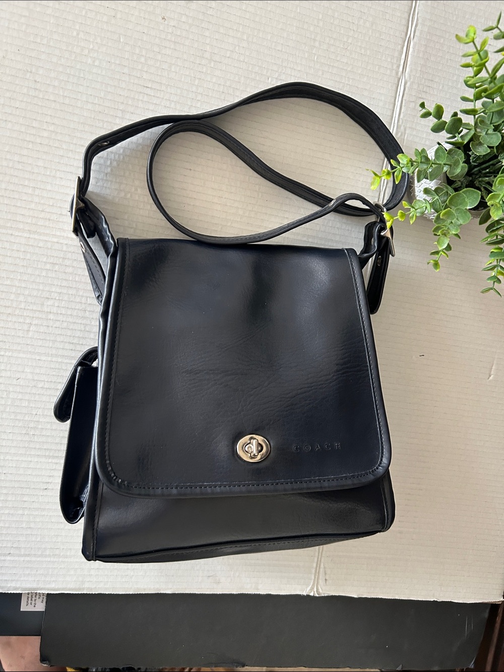 Beautiful Black Leather Messenger Crossbody Bag - Picture 8 of 11